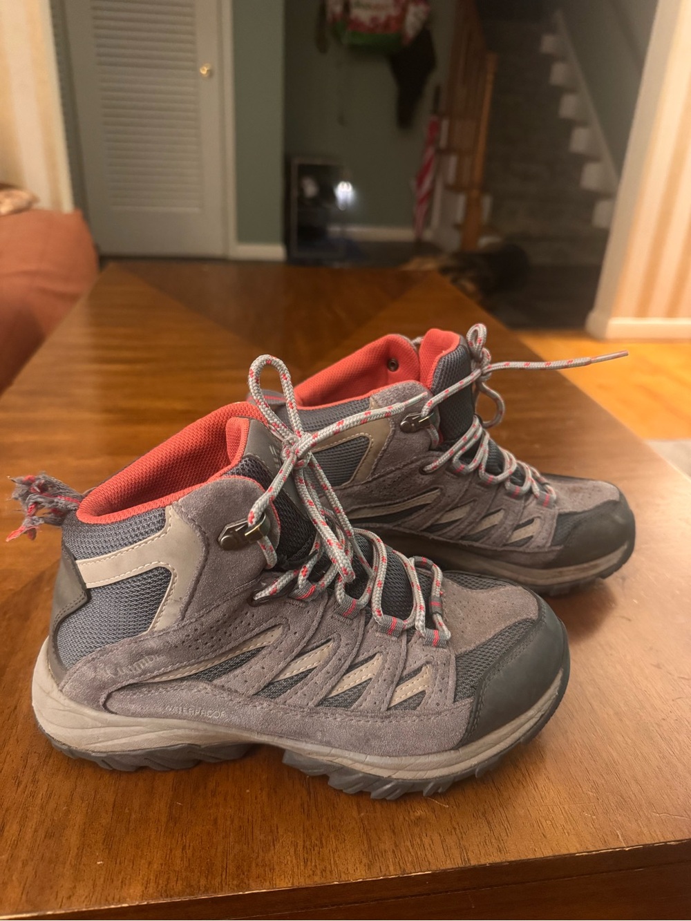 Womens size 7 Columbia Gray & Pink high ankle Hiking Boots -very lightly worn